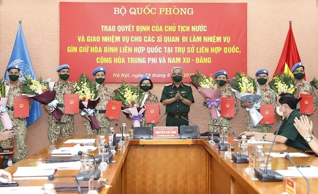 Thượng tướng Nguyễn Chí Vịnh, Thứ trưởng Bộ Quốc phòng trao Quyết định của Chủ tịch nước cho các sĩ quan đi làm nhiệm vụ gìn giữ hòa bình Liên hợp quốc. Ảnh: Dương Giang - TTXVN