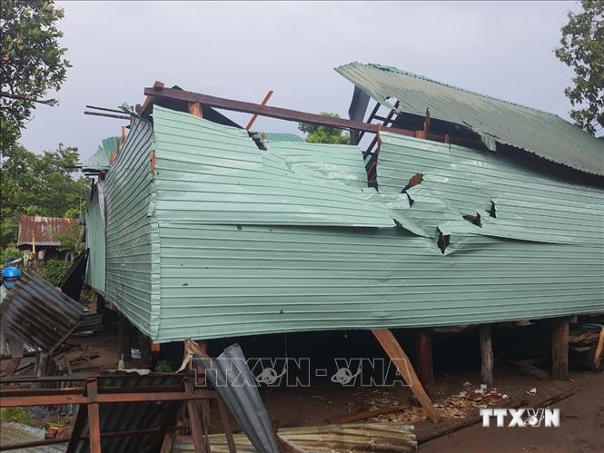 Hàng chục nhà dân tại huyện Kong Chro bị thiệt hại do cơn dông lốc chiều ngày 4/7. Ảnh: TTXVN phát