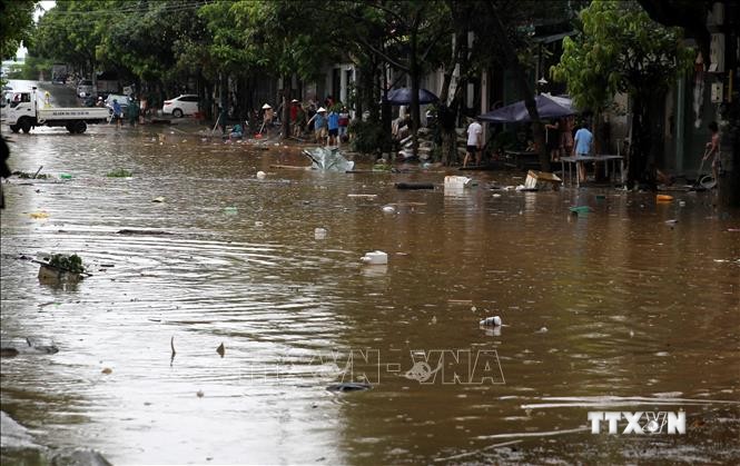 Mưa lớn gây ngập cục bộ tại tuyến đường Lê Thanh, phường Bắc Cường, thành phố Lào Cai. Ảnh: Quốc Khánh - TTXVN