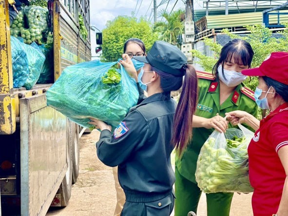 Các thành viên Hội Phụ nữ Công an tỉnh Đắk Lắk và Hội Chữ thập Đỏ thành phố Buôn Ma Thuột tập kết rau xanh để chuyển đến Thành phố Hồ Chí Minh. Ảnh: baodaklak.vn
