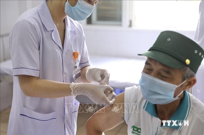 Nhân viên y tế tiêm thử nghiệm vaccine Nano Covax cho tình nguyện viên tại huyện Văn Lâm. Ảnh: Minh Quyết - TTXVN
