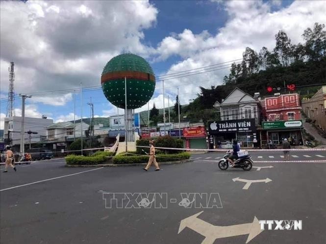 Thị trấn Thạnh Mỹ, trung tâm huyện Đơn Dương bị phong tỏa khi dịch bệnh xuất hiện. Ảnh: TTXVN phát
