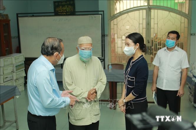 Phó Thủ tướng Thường trực Trương Hòa Bình thăm hỏi tình hình cuộc sống của đồng bào dân tộc Chăm tại Quận 8, TP.Hồ Chí Minh. Ảnh: Quang Châu - TTXVN
