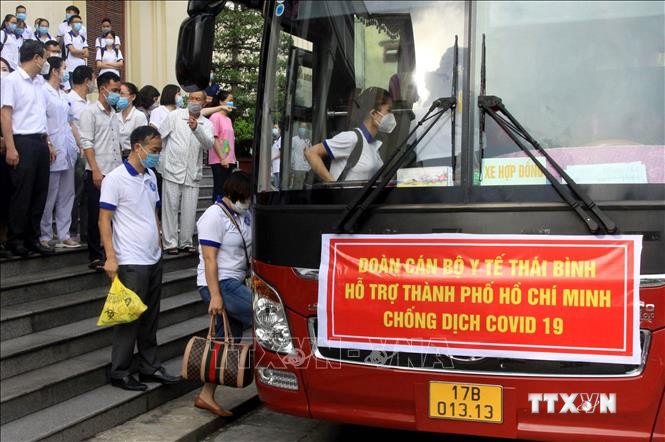 Đoàn cán bộ y tế, giảng viên và sinh viên tỉnh Thái Bình lên đường hỗ trợ Thành phố Hồ Chí Minh chống dịch. Ảnh: Thế Duyệt – TTXVN
