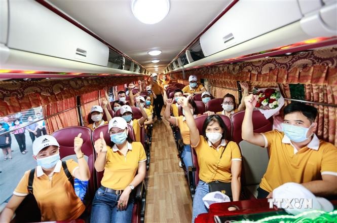 26 cán bộ y tế của tỉnh Hoà Bình với tinh thần lạc quan, quyết tâm lên đường vào chi viện cho Thành phố Hồ Chí Minh chống dịch COVID-19. Ảnh: Trọng Đạt - TTXVN
