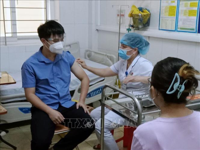 Y, bác sỹ Bệnh viện đa khoa Hà Tĩnh tiêm vaccine phòng COVID-19 đợt 3 cho đối tượng ưu tiên. Ảnh: Công Tường-TTXVN