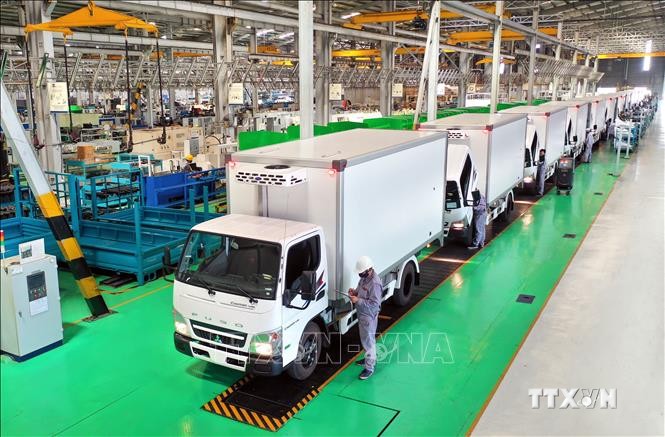 Thaco Chu Lai sản xuất xe chuyên dụng vận chuyển vắc xin và xe phục vụ tiêm chủng lưu động tặng Bộ Y tế. Ảnh: Trần Tĩnh - TTXVN
