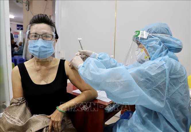 Nhân viên y tế tiêm vaccine cho người dân tại Bệnh viện Quận 11, Thành phố Hồ Chí Minh. Ảnh: Hồng Giang - TTXVN
