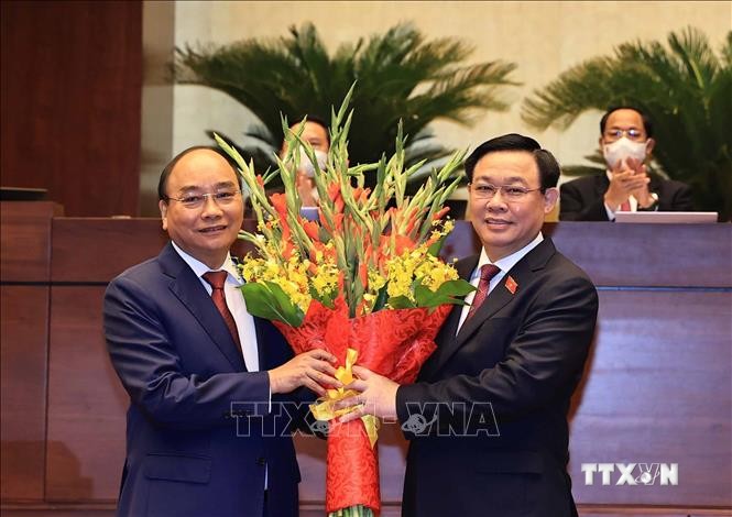 Chủ tịch Quốc hội Vương Đình Huệ chúc mừng Chủ tịch nước Nguyễn Xuân Phúc. Ảnh: Thống Nhất - TTXVN