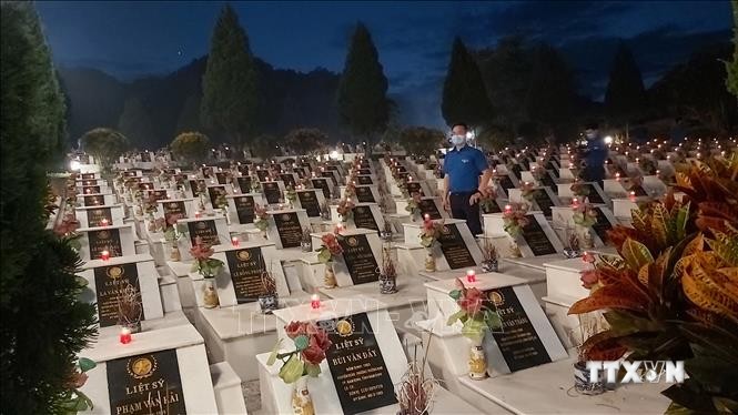 Hàng nghìn ngọn nến được các đoàn viên, thanh niên tỉnh Hà Giang thắp lên tại Nghĩa trang Liệt sỹ Quốc gia Vị Xuyên. Ảnh: Nguyễn Chiến - TTXVN
