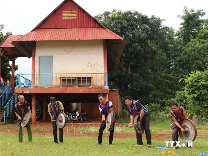 Đội cồng chiêng thôn Bình Trung, xã Phước Tân, huyện Phú Riềng tại văn hóa cộng đồng thôn. Ảnh: K GỬIH -TTXVN
