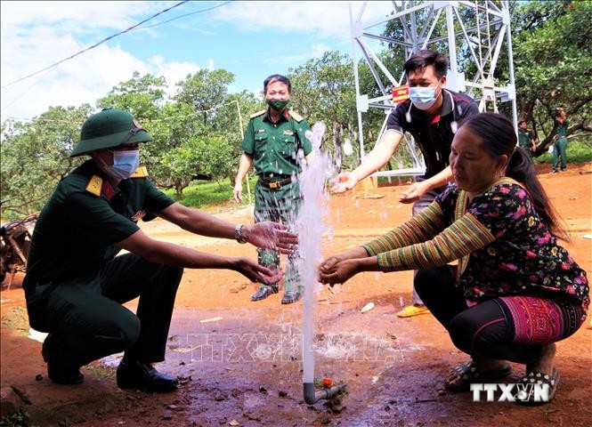 Ban giao công trình nước sạch thuộc vùng dự án của Trung đoàn 720, Binh đoàn 16 cho đồng bào dân tộc Mông tại xã Đắk Ngo. Ảnh: TTXVN phát
