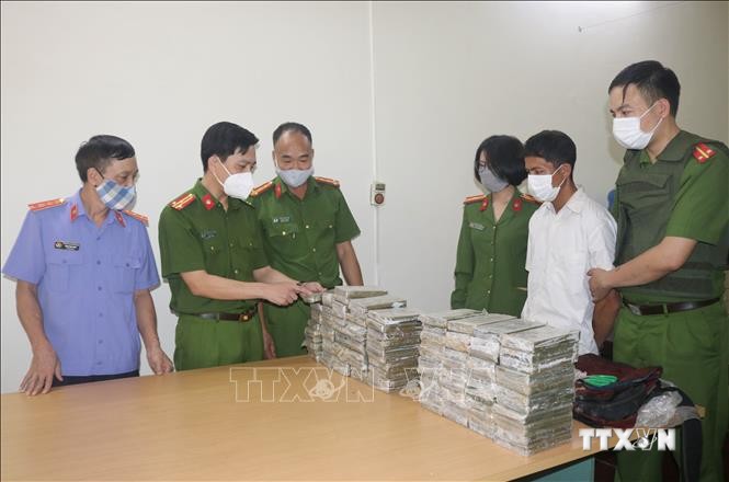 Thượng tá Nguyễn Ngọc Thắng (thứ 2 từ trái sang phải), Phó Giám đốc Công an tỉnh Điện Biên đang kiểm tra tang vật vụ án trong chuyên án 121V. Ảnh: TTXVN phát
