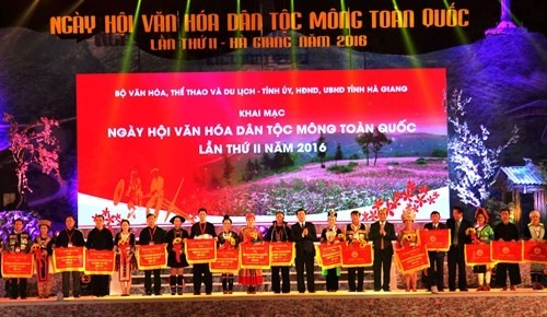 Ban Chỉ đạo, Ban Tổ chức Ngày hội trao cờ lưu niệm cho các tỉnh tham gia Ngày hội Văn hóa dân tộc Mông lần thứ II năm 2016 tại Hà Giang. Ảnh: Minh Tâm - TTXVN