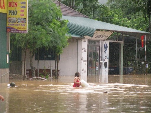 Nhiều tuyến đường ở TP Hà Giang chìm sâu trong biển nước. Ảnh: TTXVN
