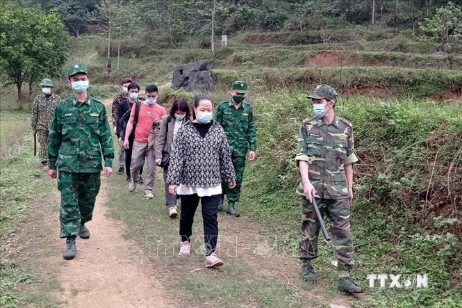 Cán bộ chiến sỹ Đồn Biên phòng Ngọc Chung huyện Trùng Khánh (Cao Bằng) bắt giữ các đối tượng có hành vi nhập cảnh trái phép. Ảnh: TTXVN phát
