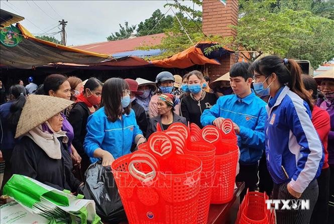 Đông đảo người dân xã Liên Châu, huyện Yên Lạc tham gia chống rác thải nhựa khi đi chợ. Ảnh: Nguyễn Thảo – TTXVN