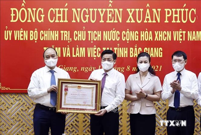 Chủ tịch nước Nguyễn Xuân Phúc trao Huân chương Lao đông hạng Ba cho Đảng bộ, chính quyền và nhân dân tỉnh Bắc Giang. Ảnh: Thống Nhất - TTXVN
