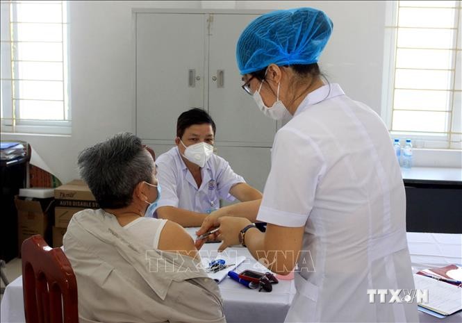 Tiêm thử nghiệm giai đoạn 2 vaccine Covivac cho các tình nguyện viên tại huyện Vũ Thư, tỉnh Thái Bình. Ảnh: Thế Duyệt – TTXVN
