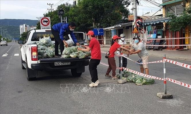 Chương trình trao rau củ quả hỗ trợ người dân trong khu vực bị cách ly trên địa bàn quận Sơn Trà. Ảnh: TTXVN phát