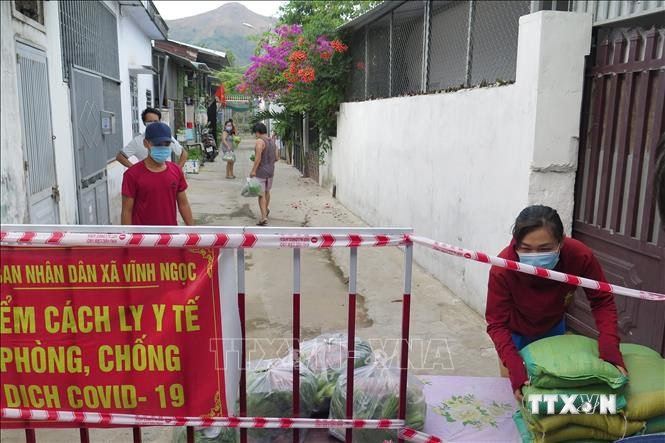 Người dân ở khu cách ly y tế ở xã Vĩnh Ngọc, thành phố Nha Trang nhận hỗ trợ gạo và nhu yếu phẩm. Ảnh: Phan Sáu - TTXVN