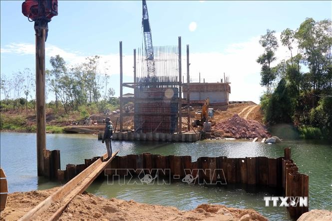 Phấn đấu hoàn thành lắp toàn bộ dầm cầu sông Bồ trên tuyến cao tốc đi qua địa bàn xã Phong Sơn, huyện Phong Điền trước ngày 15/10. Ảnh: Đỗ Trưởng - TTXVN
