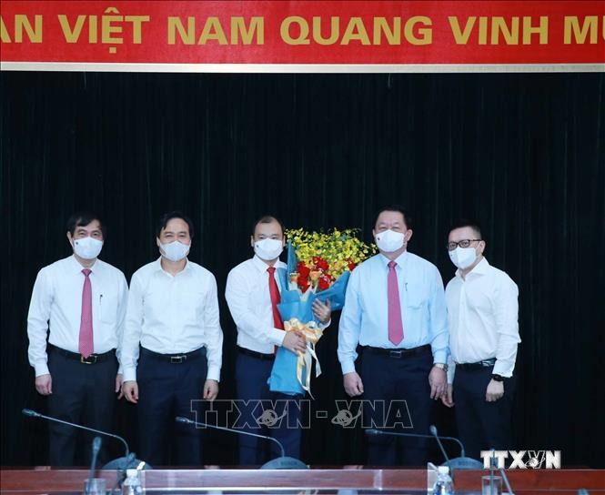 Lãnh đạo Ban Tuyên giáo Trung ương tặng hoa chúc mừng đồng chí Lê Hải Bình. Ảnh: Phương Hoa - TTXVN
