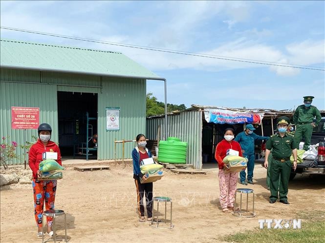 Kiên Giang tặng quà cho người dân vùng biên giới bị ảnh hưởng bởi dịch COVID-19. Ảnh : TTXVN phát