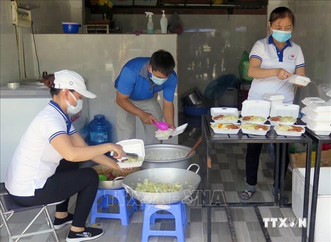 Bếp nhà từ tâm thuộc Trung ương Hội Liên hiệp Thanh niên Việt Nam, mỗi buổi nấu từ 150 đến 200 suất ăn cho lực lượng tuyến đầu. Ảnh: Xuân Triệu - TTXVN