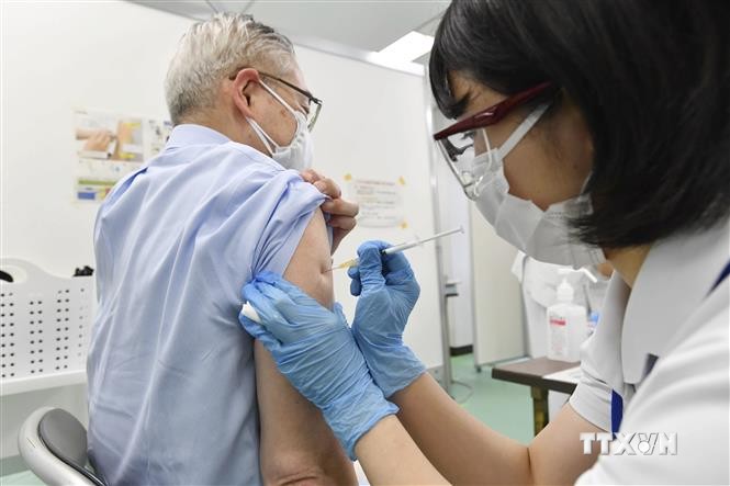 Tiêm vaccine ngừa COVID-19 cho người cao tuổi tại Tokyo, Nhật Bản. Ảnh: Kyodo/TTXVN
