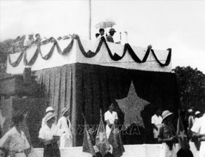 Ngày 2/9/1945, tại Quảng trường Ba Đình lịch sử, Chủ tịch Hồ Chí Minh đọc Tuyên ngôn Độc lập, khai sinh nước Việt Nam Dân chủ Cộng hòa - Nhà nước công nông đầu tiên ở Đông Nam Á; chấm dứt chế độ quân chủ phong kiến ở Việt Nam; kết thúc hơn hơn 80 năm nhân