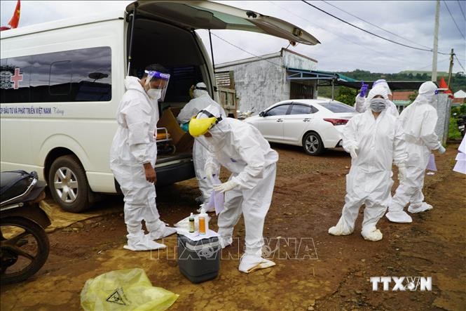 Nhân viên y tế tỉnh Đắk Nông chuẩn bị lấy mẫu xét nghiệm cho toàn bộ người dân khu vực phong tỏa tại xã Quảng Tín. Ảnh: TTXVN phát
