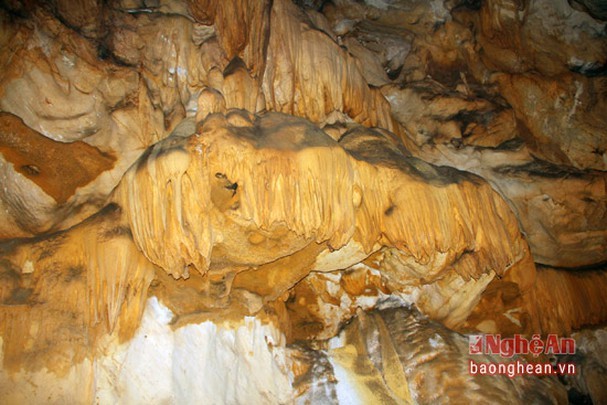 Tầng nhũ đá với nhiều màu sắc tựa thể một cung điện nguy nga tráng lệ trong hang Thẩm Chàng. Nguồn: baonghean.vn
