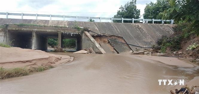 Hệ thống cầu đường tại huyện Krông Pa bị hư hại do cơn bão số 5 (Conson) gây ra. Ảnh: TTXVN phát
