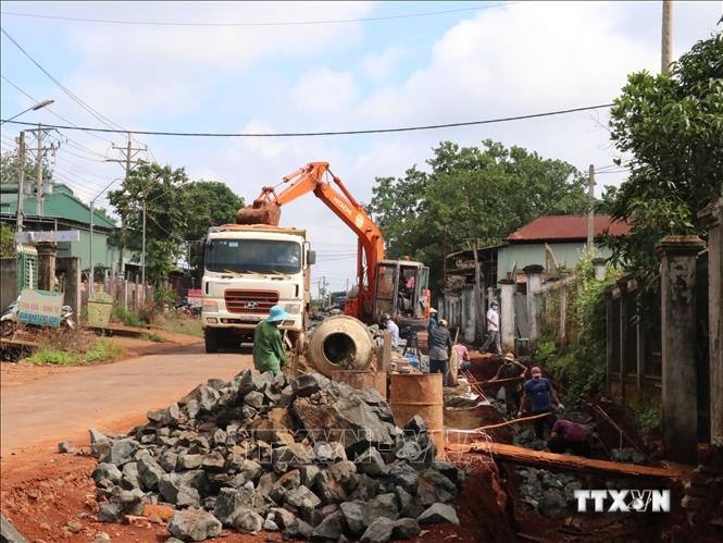 Đoạn đường thôn Bình Hiếu, xã Bình Tân (Phú Riềng, Bình Phước) thi công mở rộng đường được người dân đồng tỉnh ủng hộ hiến đất. Ảnh: K GỬIH -TTXVN

