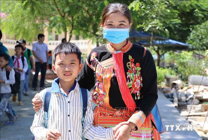Năm học 2021-2022, hơn 17.350 học sinh Lai Châu không còn được thụ hưởng các chính sách hỗ trợ vì các xã thuộc diện thoát nghèo khi học sinh các xã này đạt chuẩn nông thôn mới. Ảnh: Nguyễn Oanh-TTXVN.  
