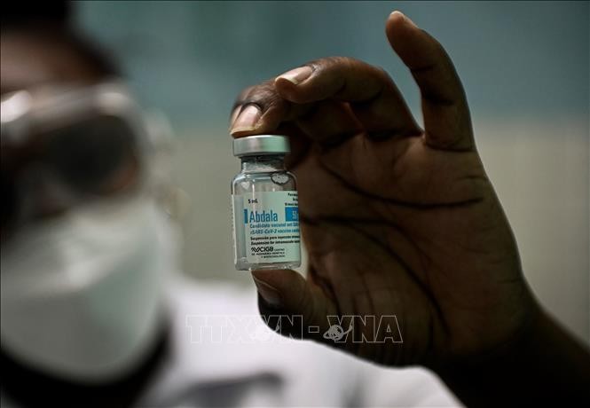 Nhân viên y tế giới thiệu vaccine Abdala ngừa COVID-19 của Cuba. Ảnh: AFP/TTXVN
