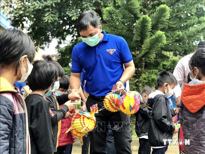 Ông Xiêng Thanh Phúc - Bí thư Tỉnh đoàn Kon Tum tặng quà Tết Trung thu cho các em thiếu nhi tại xã Măng Cành, huyện Kon Plông. Ảnh: TTXVN phát
