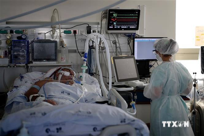 Bệnh nhân COVID-19 được điều trị tại bệnh viện ở Lisbon, Bồ Đào Nha. Ảnh: THX/ TTXVN
