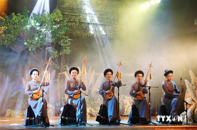 Tiết mục hát then - đàn tính do các nghệ sĩ của Nhà hát ca múa nhạc dân gian Việt Bắc biểu diễn. Ảnh: Hoàng Nguyên - TTXVN
