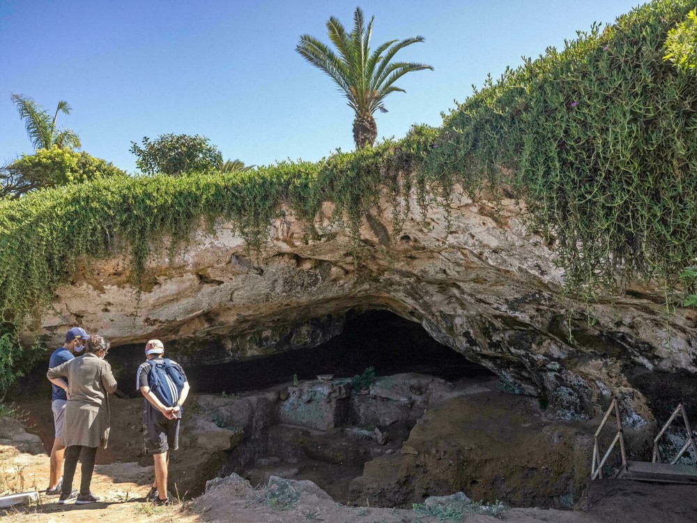 Các nhà khảo cổ học bên ngoài Hang động Contrebandiers của Maroc, nơi những công cụ xương cổ nhất được sử dụng để may quần áo được tìm thấy. Ảnh: AFP
