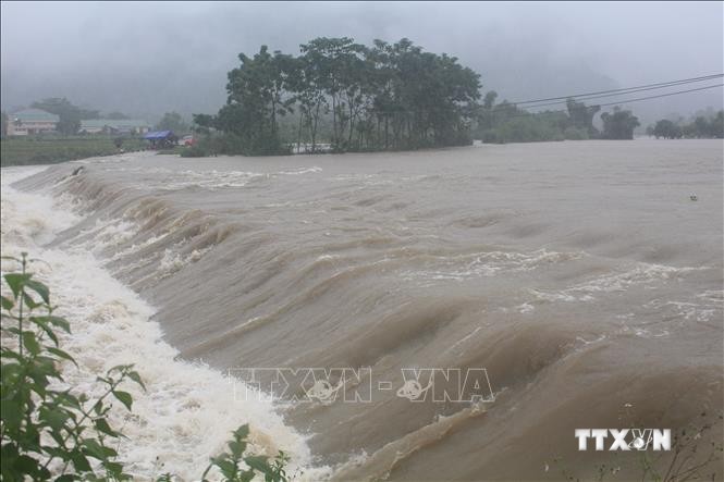 Mưa lớn gây ngập lụt nhiều tuyến đường ở xã Lục Da, huyện Con Cuông khiến giao thông bị chia cắt. Ảnh: TTXVN phát
