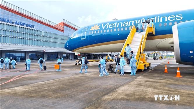 Sân bay Vân Đồn đón hơn 300 hành khách có hộ chiếu vaccine từ Pháp. Ảnh: TTXVN phát
