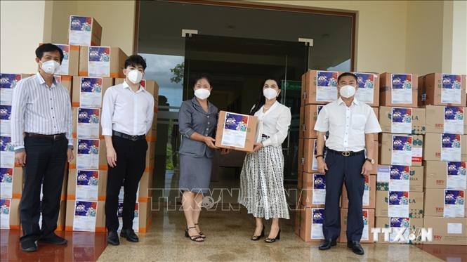 Đại diện Ủy ban Mặt trận Tổ quốc Việt Nam cùng ngành y tế Bình Dương tiếp nhận 5.000 túi thuốc điều trị cho bệnh nhân mắc COVID-19 từ Quỹ từ thiện Kim Oanh. Ảnh: TTXVN phát
