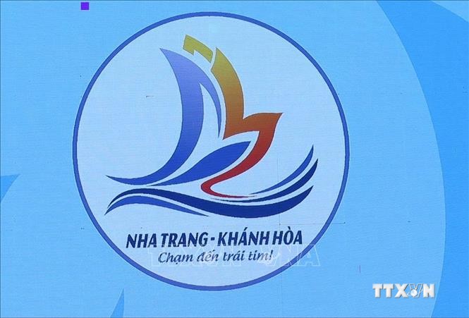 Biểu trưng và biểu ngữ cho du lịch Khánh Hòa đoạt giải nhất trong cuộc thi thương hiệu du lịch Nha Trang- Khánh Hòa năm 2021. Ảnh: Thanh Vân- TTXVN
