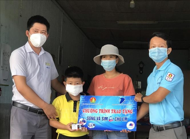 VPNT Đắk Lắk chi nhánh Krông Bông phối hợp với Hội đồng Đội huyện tặng Sim 4G cho học sinh tiểu học có hoàn cảnh khó khăn. Ảnh: Hoài Thu - TTXVN.
