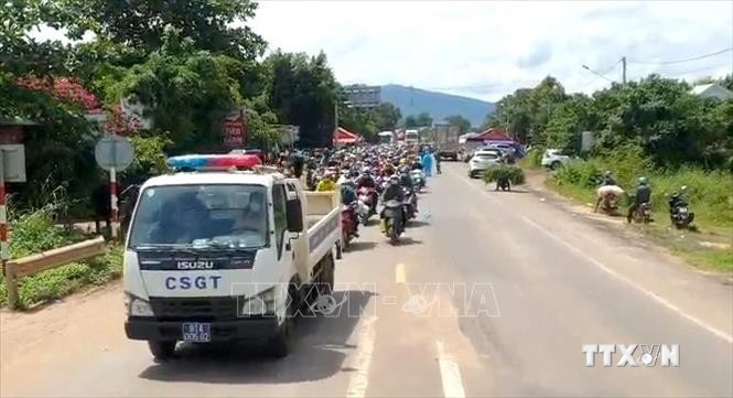 Lực lượng Phòng Cảnh sát giao thông Công an tỉnh Gia Lai đưa công dân từ Thành phố Hồ Chí Minh qua địa phận tỉnh Gia Lai. Ảnh: Quang Thái- TTXVN
