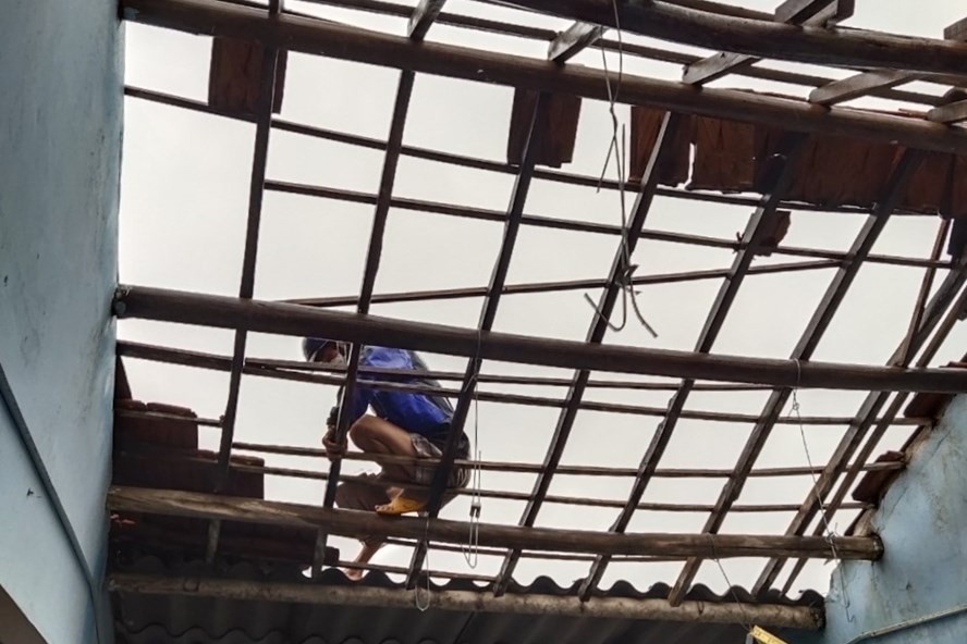 Người dân Quảng Ngãi khẩn trương sửa chữa mái nhà do lốc xoáy làm hư hỏng. Nguồn: laodong.vn