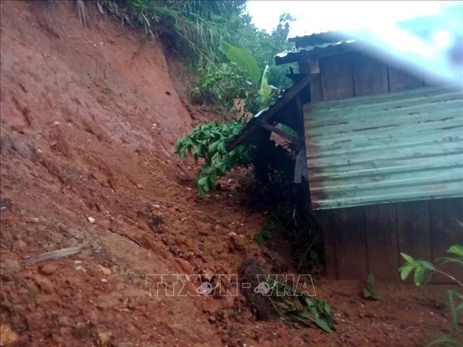 Mưa lớn kéo dài đã làm sạt lở núi, đe dọa đến sự an toàn của một số nhà dân trên địa bàn huyện Nam Trà My. Ảnh: Phước Tuệ - TTXVN