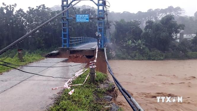Cầu treo bắc qua sông Pô kô, đoạn nối thị trấn Đăk Glei và thôn Đông Sông, thôn Đông Thượng (huyện Đăk Glei, tỉnh Kon Tum) đã bị nước lũ cuốn trôi mố Cầu. Ảnh: TTXVN phát
